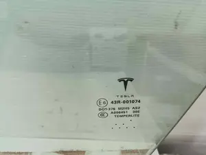 Foto de LUNA DELANTERA IZQUIERDA TESLA MODEL S eléctrico 270 kW (367 CV / 270 KW) foto 3
