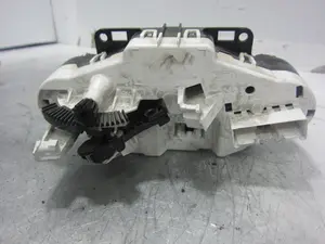 Foto de MANDO CALEFACCION / AIRE ACONDICIONADO FORD FIESTA (CNN) 1.5 TDCi CAT (75 CV / 55 KW) referencia 8A6148549 foto 5