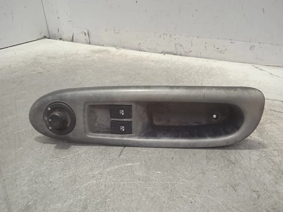 Foto de MANDO ELEVALUNAS DELANTERO IZQUIERDO RENAULT CLIO II FASE II (B/CB0) 1.2 16V (75 CV / 55 KW) referencia 8200084003