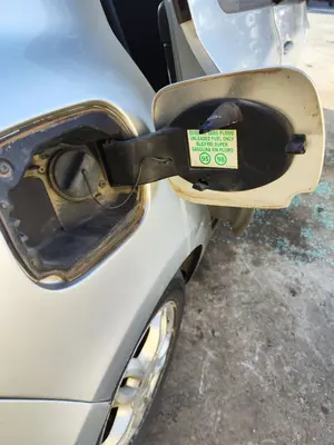 Foto de TAPA EXTERIOR COMBUSTIBLE RENAULT CLIO III 1.4 16V (98 CV / 72 KW) foto 2