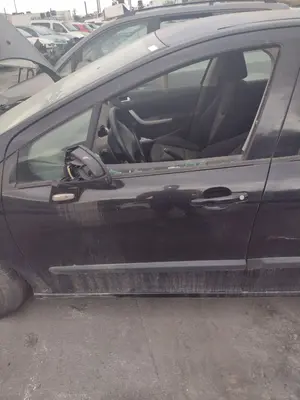 Foto de PUERTA DELANTERA IZQUIERDA PEUGEOT 308 1.6 16V HDi (90 CV / 66 KW)