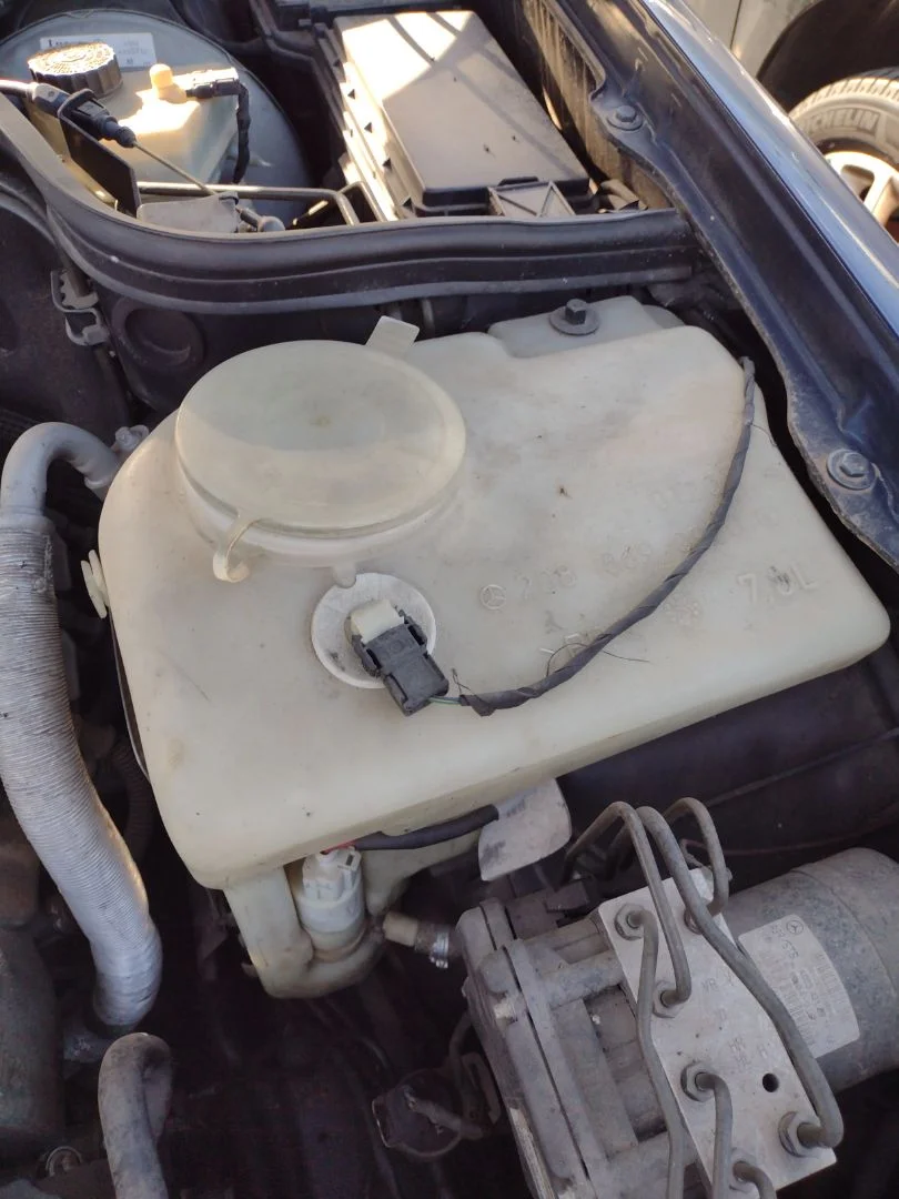 Foto de DEPOSITO LIMPIA MERCEDES-BENZ CLK (BM 208) COUPE 3.2 V6 18V CAT (218 CV / 160 KW) referencia 2088690020