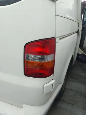 Foto de PILOTO TRASERO DERECHO VOLKSWAGEN T5 TRANSPORTER FURGÓN/COMBI (7H) 1.9 TDI CAT (AXB) (105 CV / 77 KW) referencia 7H0945096K