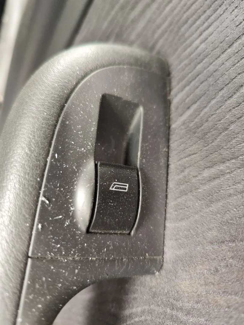 Foto de MANDO ELEVALUNAS TRASERO DERECHO AUDI A6 BERLINA (4B2) 2.5 V6 24V TDI (150 CV / 110 KW)