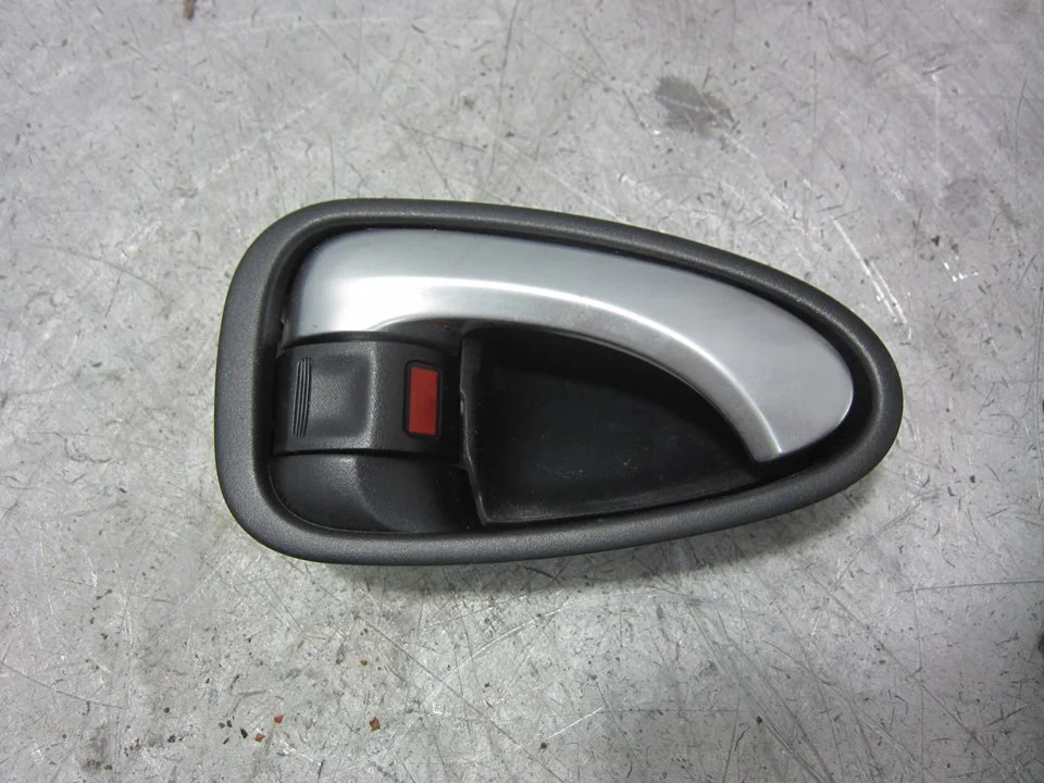 Foto de MANETA INTERIOR TRASERA DERECHA TOYOTA AVENSIS CROSS SPORT (T27) 1.8 16V CAT (147 CV / 108 KW) referencia 6920505051