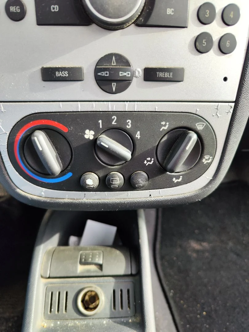 Foto de MANDO CALEFACCION / AIRE ACONDICIONADO OPEL CORSA C 1.2 16V CAT (Z 12 XEP / LB4) (80 CV / 59 KW)