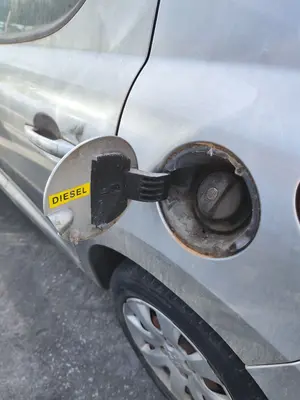 Foto de TAPA EXTERIOR COMBUSTIBLE PEUGEOT 207 1.4 HDi (68 CV / 50 KW) foto 2