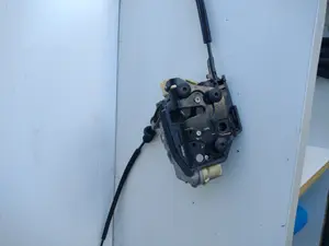 Foto de CERRADURA PUERTA DELANTERA IZQUIERDA VOLKSWAGEN PASSAT BERLINA (3C2) 2.0 TDI (140 CV / 103 KW) referencia 3c1837015a foto 4