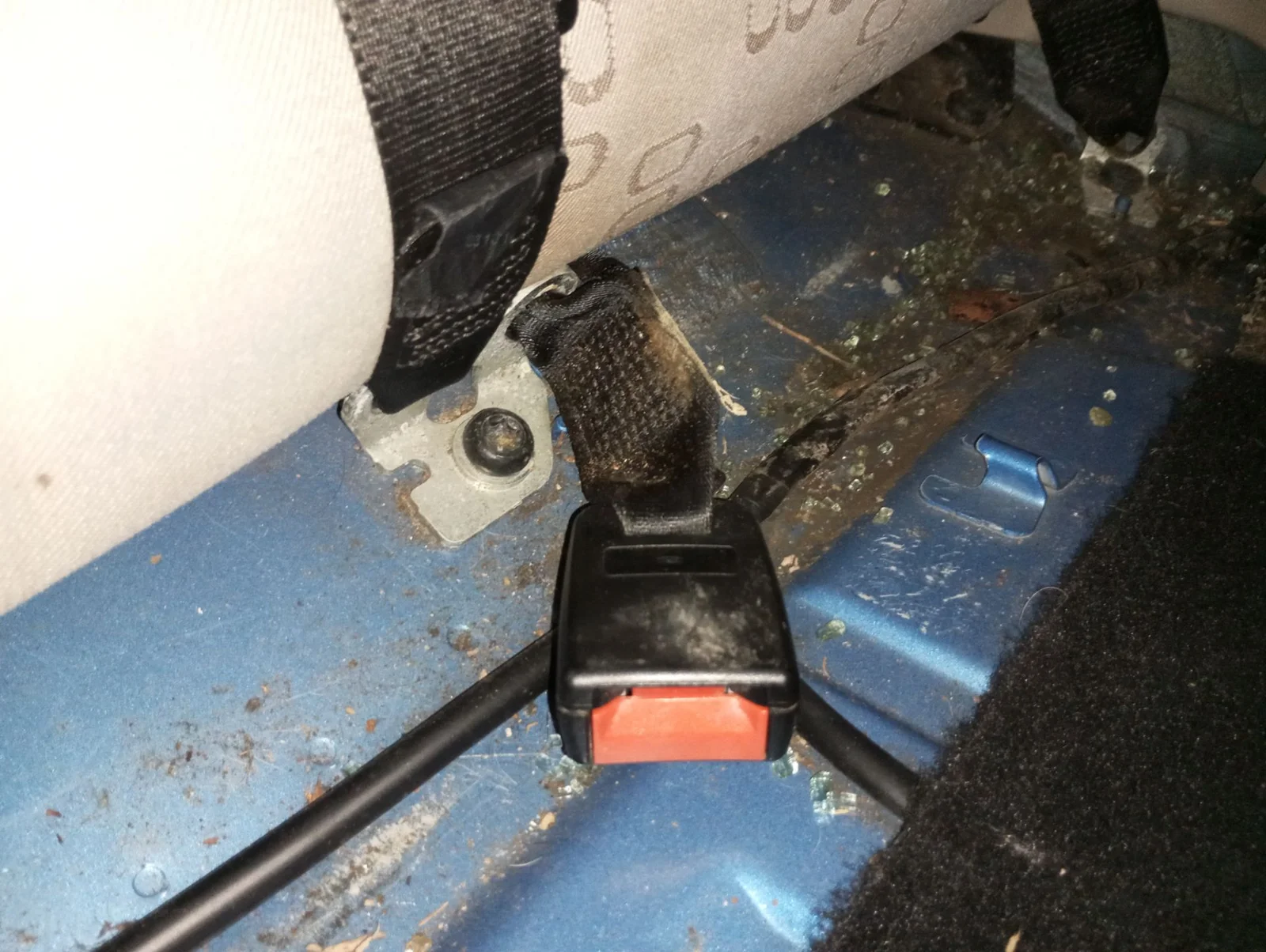 Foto de ENGANCHE CINTURON TRASERO IZQUIERDO FORD FIESTA (CBK) 1.25 16V CAT (69 CV / 51 KW)
