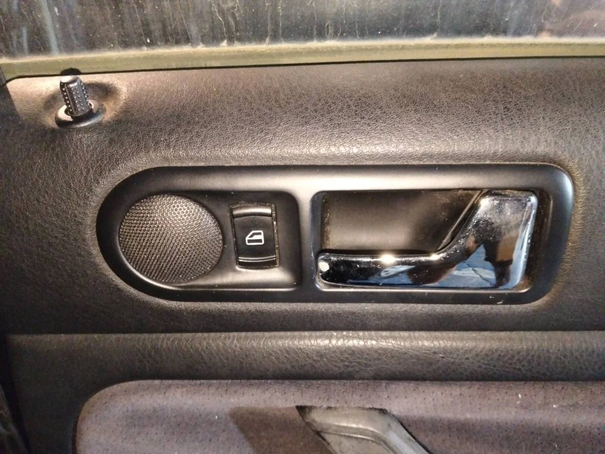 Foto de MANETA INTERIOR TRASERA DERECHA VOLKSWAGEN PASSAT BERLINA (3B2) 1.9 TDI (110 CV / 81 KW) referencia 3B0839114BGB41