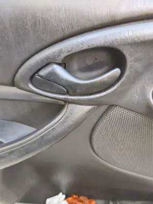 Foto de MANETA INTERIOR DELANTERA IZQUIERDA FORD FOCUS FAMILIAR (CAK) 1.8 TDCi Turbodiesel CAT (116 CV / 85 KW)