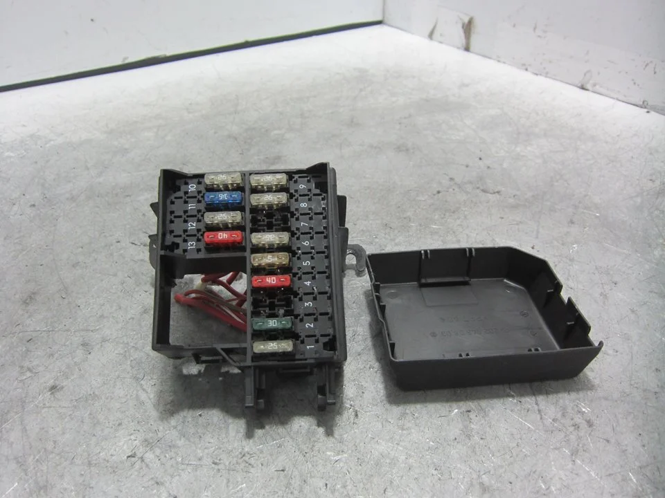 Foto de CAJA RELES / FUSIBLES MERCEDES-BENZ CLK (BM 208) CABRIO 3.2 V6 18V CAT (218 CV / 160 KW) referencia 2025450803