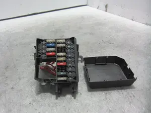 Foto de CAJA RELES / FUSIBLES MERCEDES-BENZ CLK (BM 208) CABRIO 3.2 V6 18V CAT (218 CV / 160 KW) referencia 2025450803