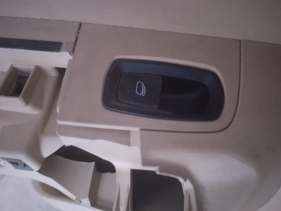 Foto de MANDO ELEVALUNAS TRASERO IZQUIERDO PORSCHE CAYENNE (TIPO 92A) 4.8 V8 CAT (400 CV / 294 KW) referencia 7PP959855B