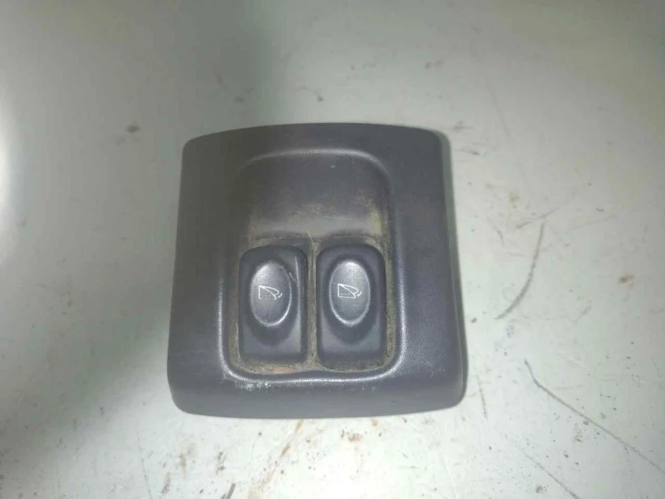 Foto de MANDO ELEVALUNAS TRASERO DERECHO RENAULT MEGANE I FASE 2 COUPE (DA...) 1.9 dCi Diesel CAT (102 CV / 75 KW) referencia 429996B
