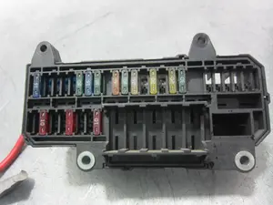 Foto de CAJA RELES / FUSIBLES BMW SERIE 7 (E65/E66) 3.0 Turbodiesel CAT (218 CV / 160 KW) referencia 6113690058301 foto 4