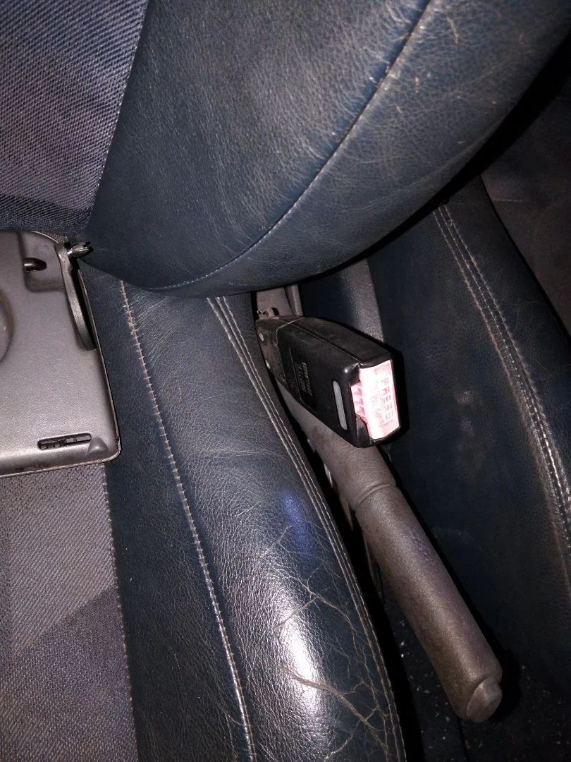Foto de ENGANCHE CINTURON DELANTERO DERECHO RENAULT CLIO II FASE I (B/CB0) 1.4 16V (98 CV / 72 KW)
