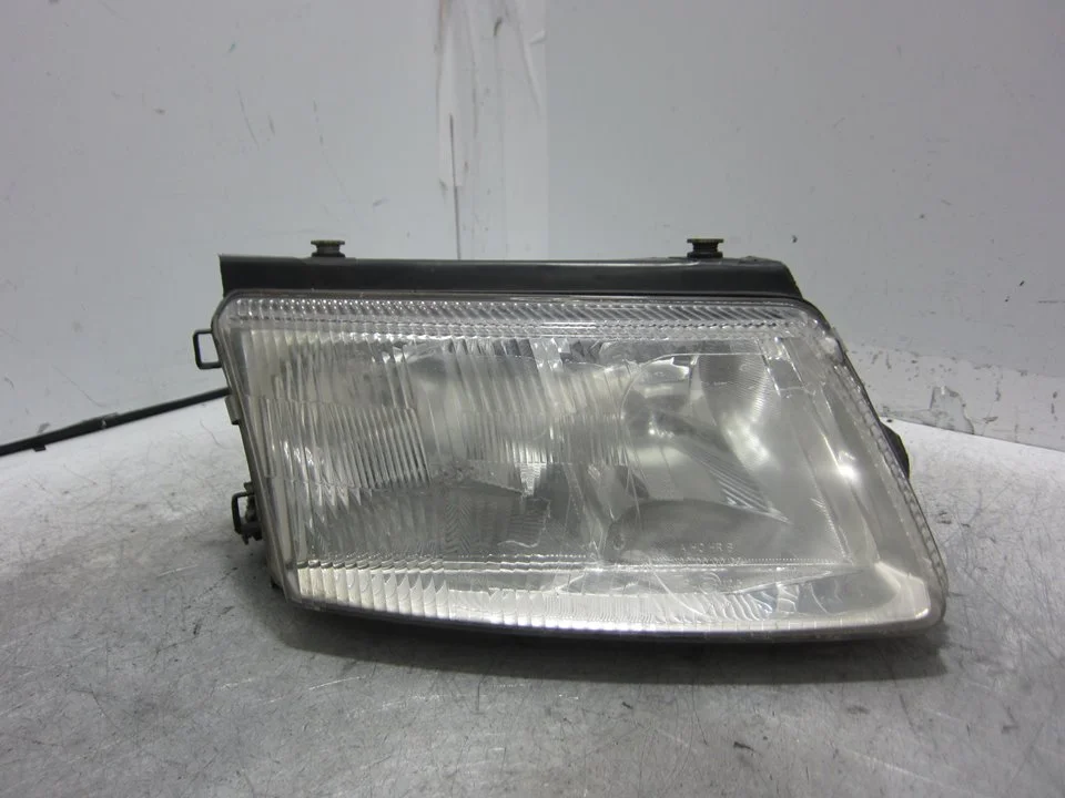 Foto de FARO DERECHO VOLKSWAGEN PASSAT BERLINA (3B2) 1.9 TDI (110 CV / 81 KW) referencia 064411125R