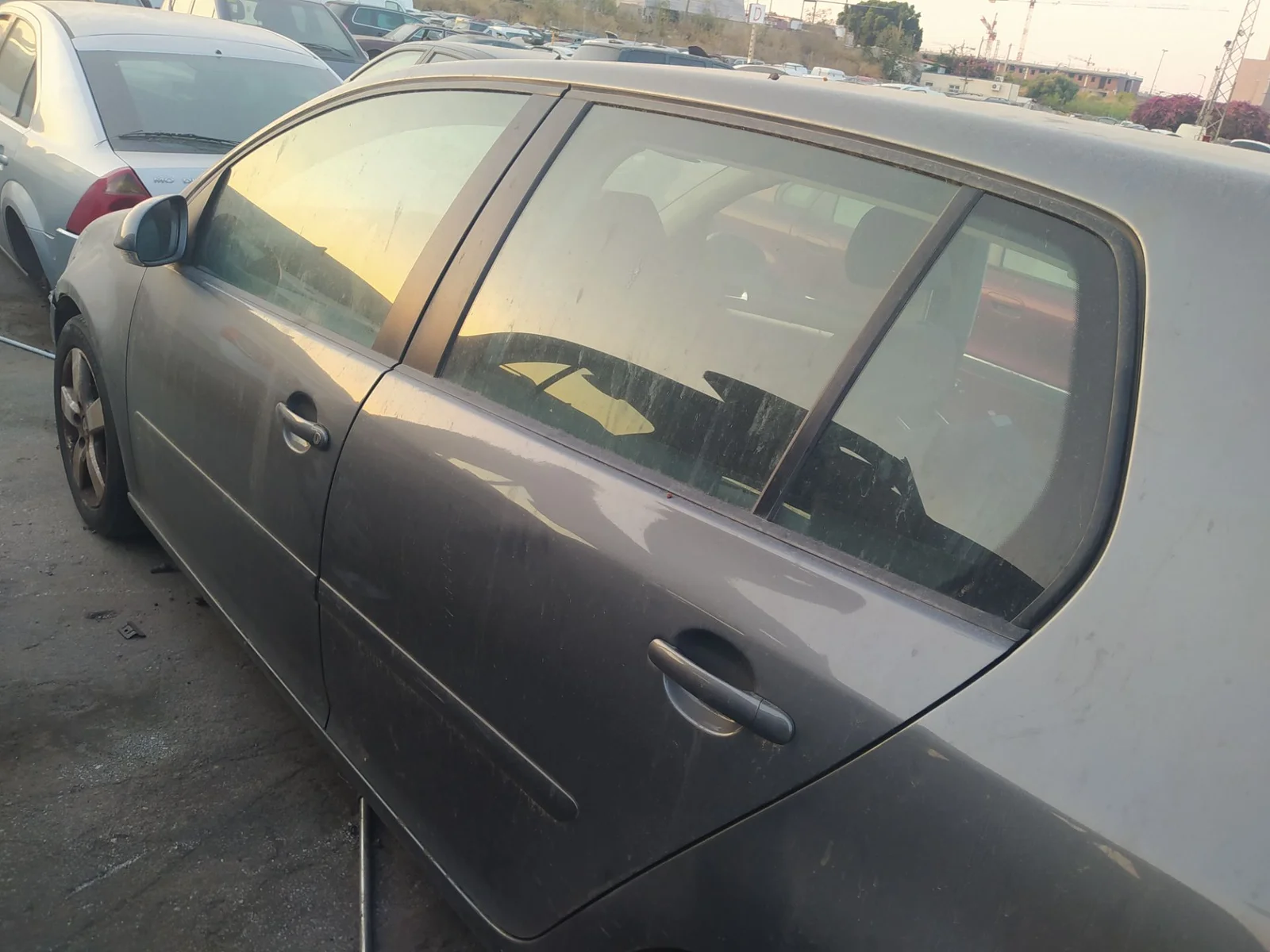 Foto de LUNA DELANTERA IZQUIERDA VOLKSWAGEN GOLF V (1K1)(10.2003) 1.9 TDI (105 CV / 77 KW) referencia 1K4845201B