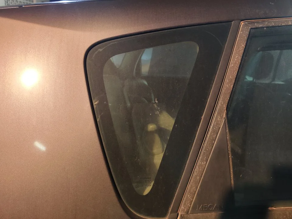 Foto de LUNA CUSTODIA TRASERA DERECHA RENAULT SCENIC II (JM) 1.9 dCi Diesel (120 CV / 88 KW)