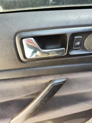 Foto de MANETA INTERIOR TRASERA IZQUIERDA VOLKSWAGEN PASSAT VARIANT (3B5) 1.9 TDI (110 CV / 81 KW) referencia 1J4839113C FKZ