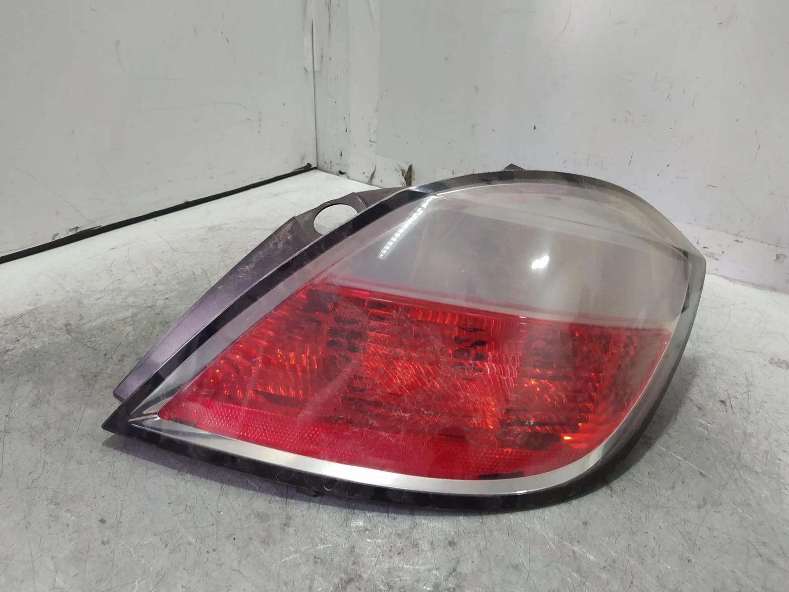 Foto de PILOTO TRASERO DERECHO OPEL ASTRA H BERLINA 1.6 16V (105 CV / 77 KW)