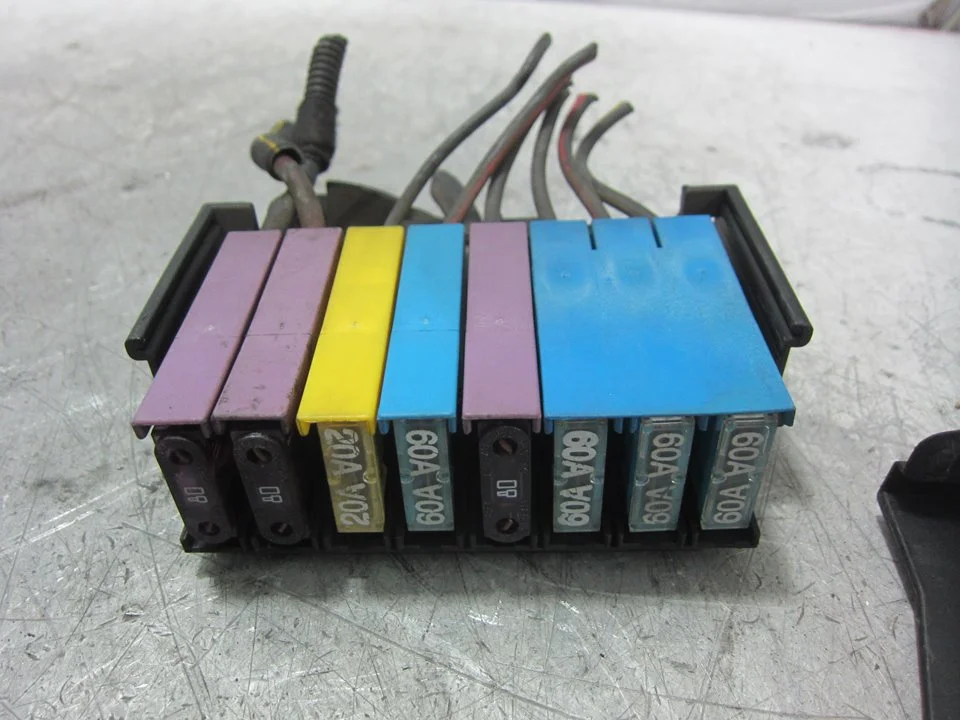 Foto de CAJA RELES / FUSIBLES OPEL ASTRA G BERLINA 2.0 DTI (101 CV / 74 KW) referencia 90589541