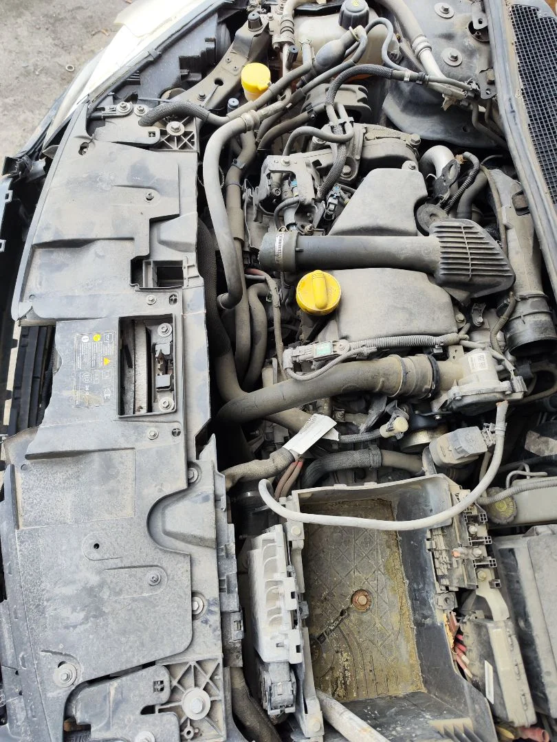 Foto de PANEL FRONTAL RENAULT MEGANE III BERLINA 5P 1.5 dCi Diesel FAP (110 CV / 81 KW)