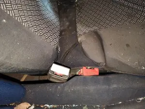 Foto de ENGANCHE CINTURON DELANTERO IZQUIERDO PEUGEOT EXPERT FURGÓN COMFORT (1995) foto 2