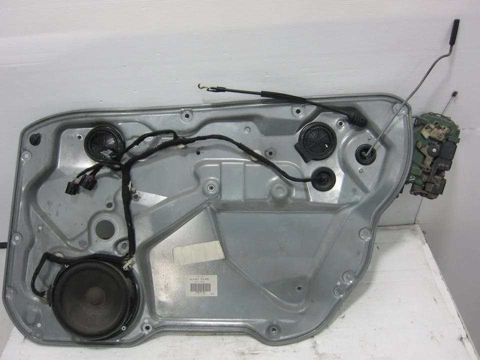 Foto de CERRADURA PUERTA DELANTERA DERECHA SEAT IBIZA (6L1) 1.2 (64 CV / 47 KW) referencia 7E1837016A