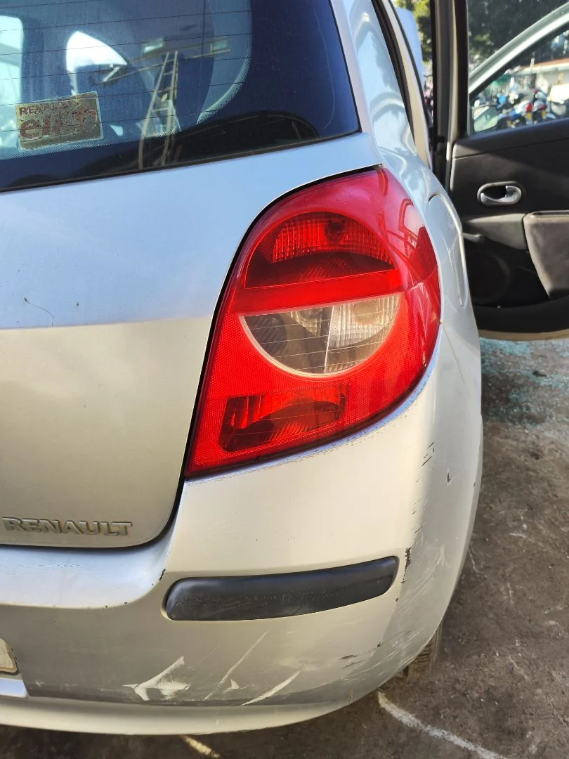 Foto de PILOTO TRASERO DERECHO RENAULT CLIO III 1.4 16V (98 CV / 72 KW)