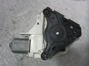 Foto de MOTOR ELEVALUNAS TRASERO DERECHO PORSCHE CAYENNE (TIPO 92A) 4.8 V8 CAT (400 CV / 294 KW) referencia 8K0959811A foto 3