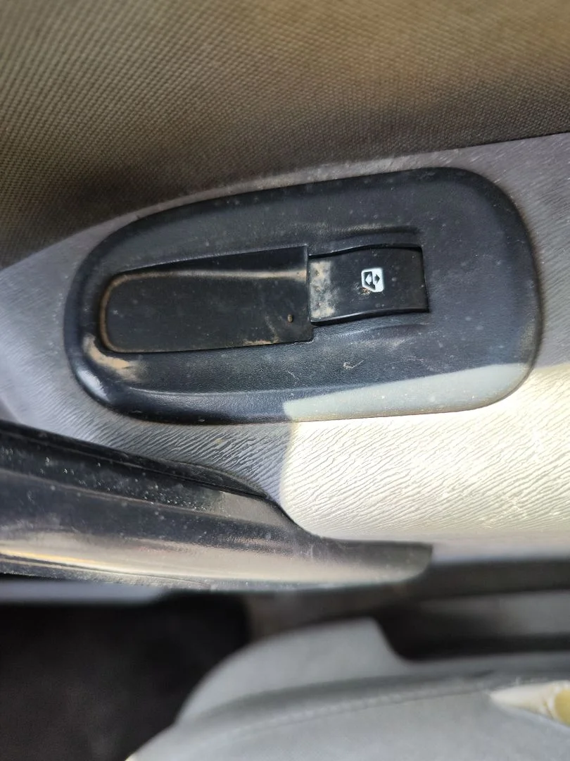 Foto de MANDO ELEVALUNAS DELANTERO DERECHO RENAULT KANGOO II (F/KW0) 1.5 dCi Diesel CAT (86 CV / 63 KW)