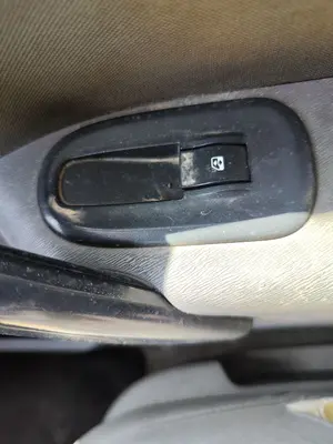 Foto de MANDO ELEVALUNAS DELANTERO DERECHO RENAULT KANGOO II (F/KW0) 1.5 dCi Diesel CAT (86 CV / 63 KW)
