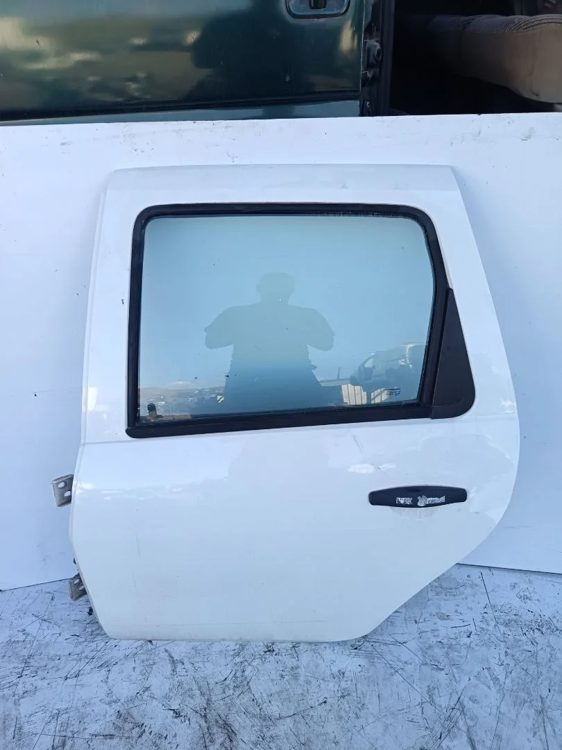 Foto de PUERTA TRASERA IZQUIERDA DACIA DUSTER I 1.5 dCi Diesel CAT (86 CV / 63 KW) referencia 821012768R