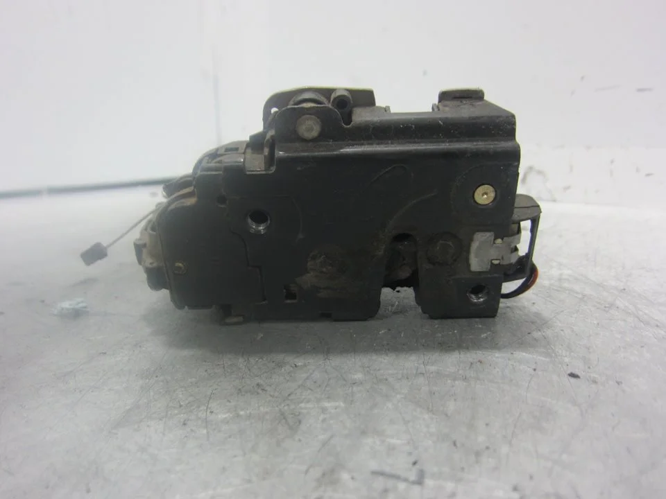Foto de CERRADURA PUERTA DELANTERA DERECHA VOLKSWAGEN GOLF IV BERLINA (1J1)(10.1997) 1.9 TDI (101 CV / 74 KW) referencia 3B1837016A