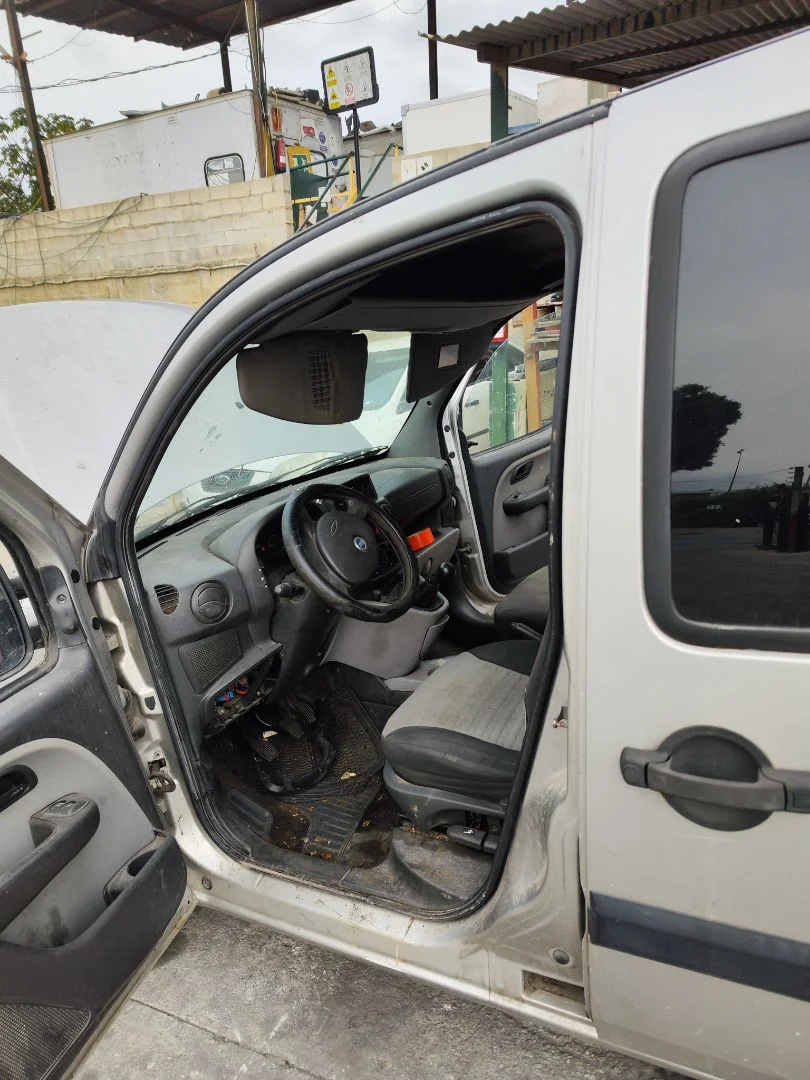 Foto de GOMAS CONTORNO PUERTA FIAT I DOBLÒ (119) 1.9 JTD CAT (105 CV / 77 KW)