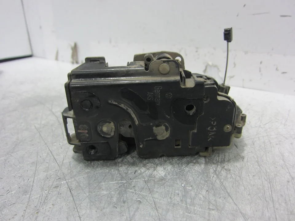 Foto de CERRADURA PUERTA TRASERA IZQUIERDA SEAT LEON (1M1) 1.8 20V (125 CV / 92 KW) referencia Y3B4839015M