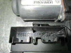 Foto de MOTOR ELEVALUNAS DELANTERO IZQUIERDO VOLKSWAGEN GOLF V (1K1)(10.2003) referencia 400831E foto 5