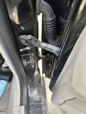 Foto de RETENEDOR PUERTA VOLVO V50 FAMILIAR 2.0 Diesel CAT (136 CV / 100 KW) referencia 31217750