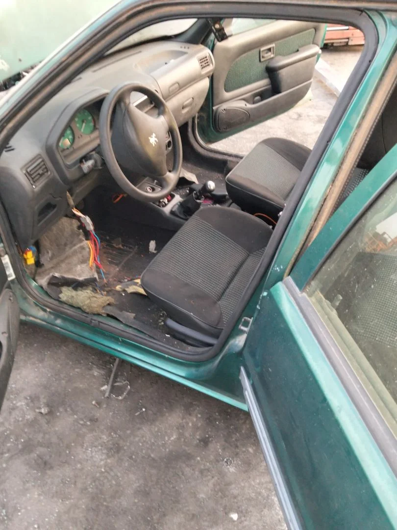 Foto de GOMAS CONTORNO PUERTA PEUGEOT 106 (S2) 1.1 (60 CV / 44 KW)