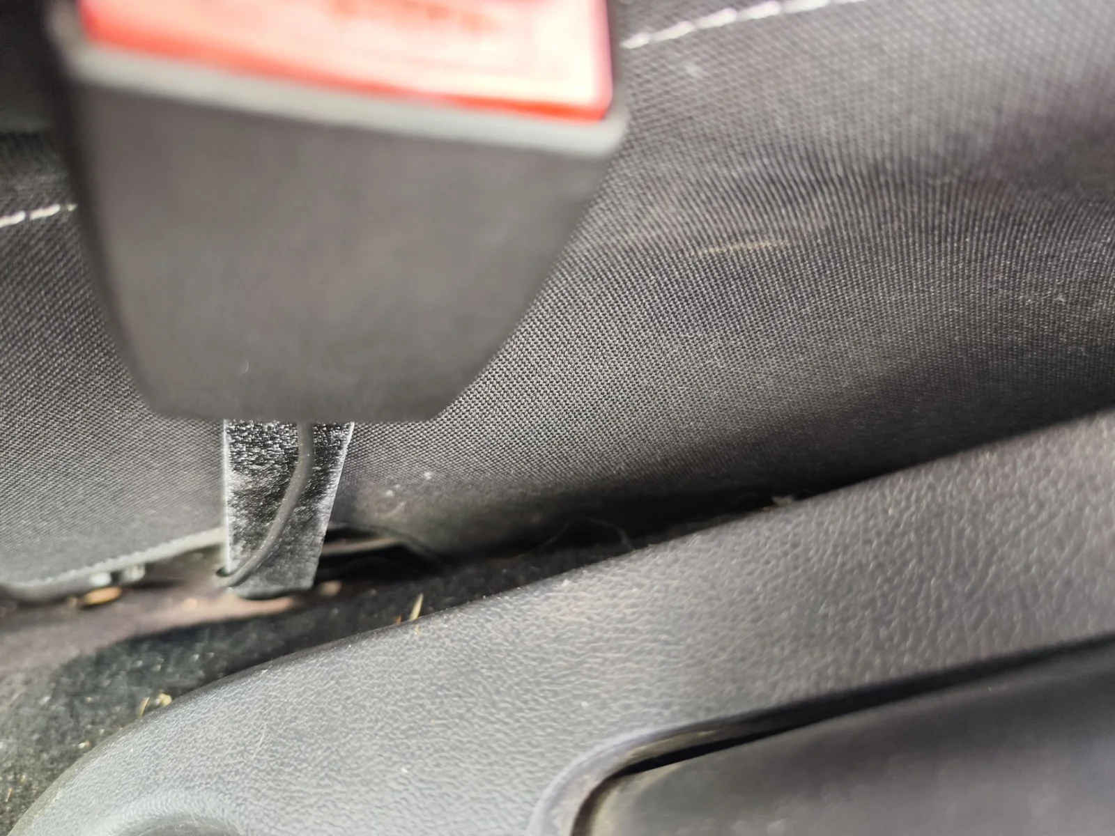 Foto de ENGANCHE CINTURON DELANTERO IZQUIERDO RENAULT CLIO III 1.2 16V (75 CV / 55 KW)