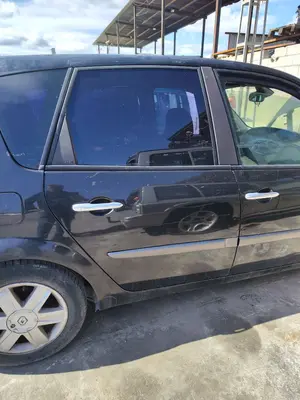 Foto de PUERTA TRASERA DERECHA RENAULT SCENIC II (JM) 1.9 dCi Diesel (120 CV / 88 KW) referencia 821005158R