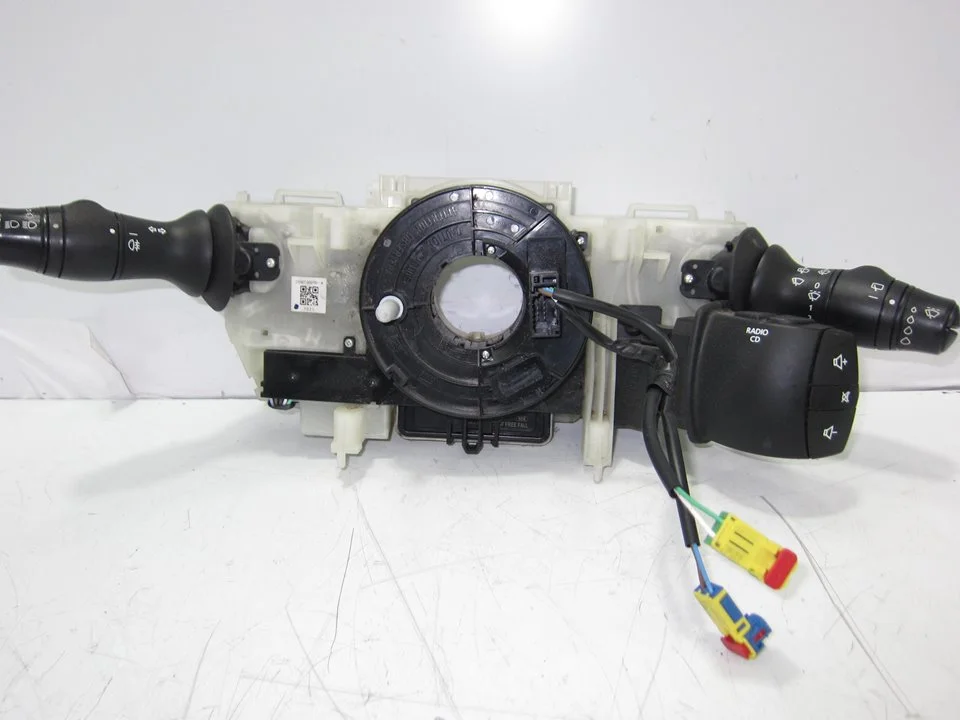 Foto de MANDO MULTIFUNCION RENAULT LAGUNA III BERLINA 2.0 dCi Diesel CAT (131 CV / 96 KW) referencia 7W00629570