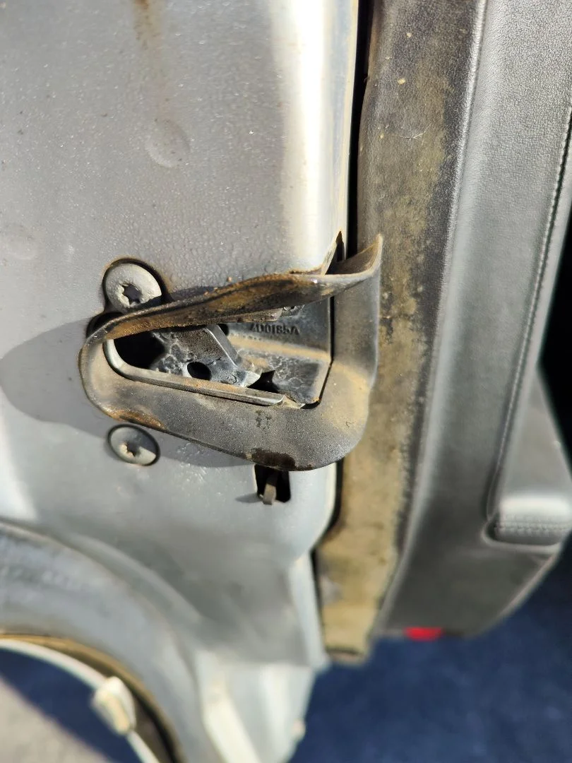 Foto de CERRADURA PUERTA TRASERA IZQUIERDA AUDI A8 (D2) 4.2 V8 40V (310 CV / 228 KW)