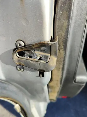 Foto de CERRADURA PUERTA TRASERA IZQUIERDA AUDI A8 (D2) 4.2 V8 40V (310 CV / 228 KW)