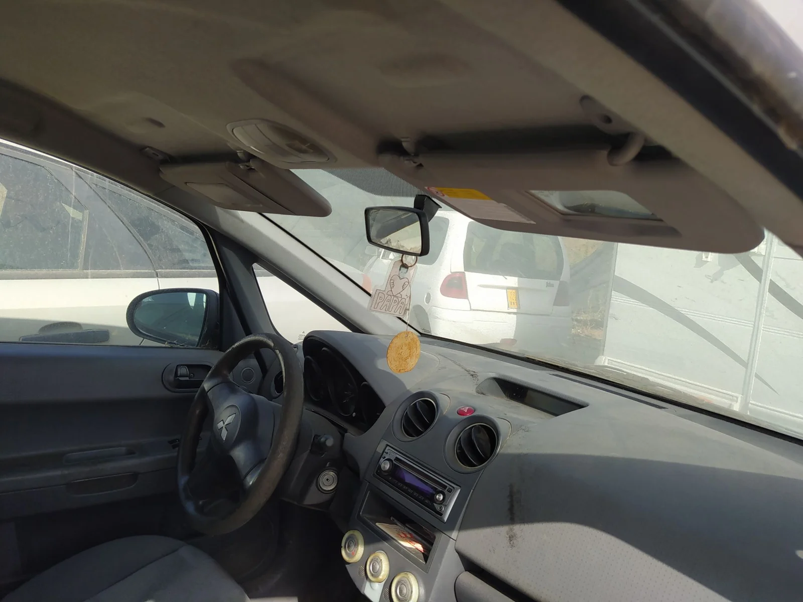 Foto de PARASOL IZQUIERDO MITSUBISHI COLT CZ3 BERL. 5 (Z30A) 1.1 CAT (75 CV / 55 KW)
