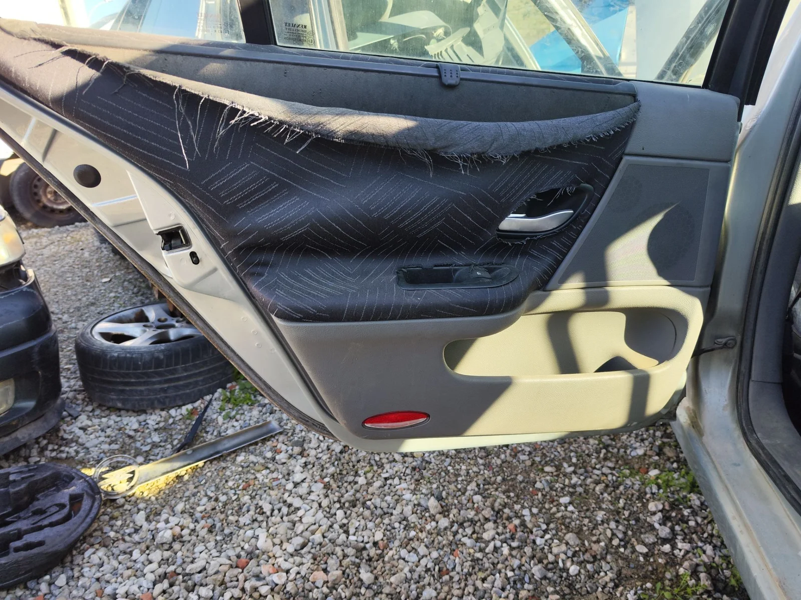 Foto de GUARNECIDO PUERTA TRASERA IZQUIERDA RENAULT LAGUNA II (BG0) 1.8 CAT (120 CV / 88 KW)