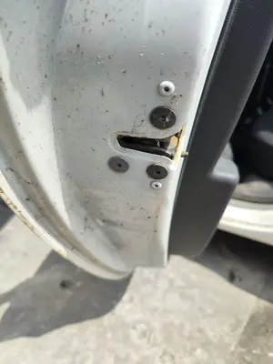 Foto de CERRADURA PUERTA TRASERA IZQUIERDA RENAULT CLIO III 1.2 16V (75 CV / 55 KW)