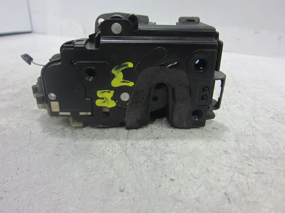 Foto de CERRADURA PUERTA TRASERA DERECHA VOLKSWAGEN GOLF IV BERLINA (1J1)(10.1997) 1.6 (101 CV / 74 KW) referencia 991993300
